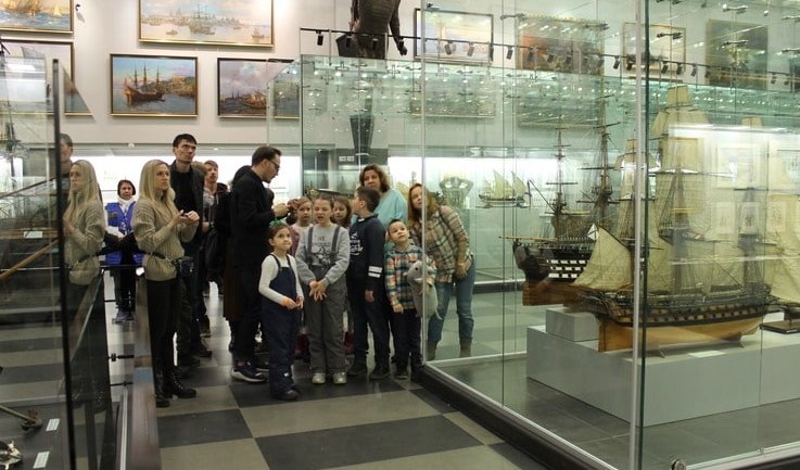 Дети и экскурсовод – новогодние программы для школьных групп от 1850 рублей