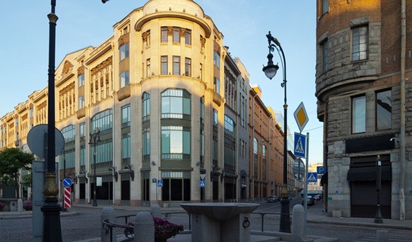 Здание Дома Торговли на Большой Конюшенной улице — Пешеходные экскурсии от 700 рублей Здание Дома Торговли на Большой Конюшенной улице — Пешеходные экскурсии от 700 рублей