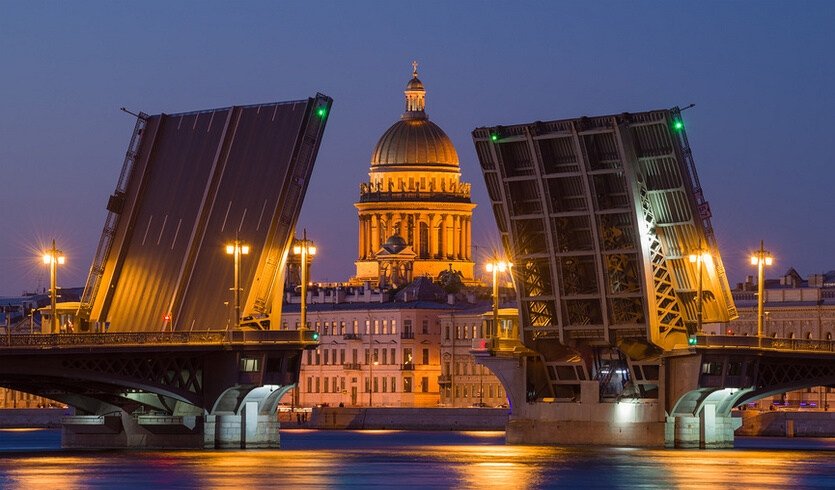 Купол Исаакиевского собора в створе разведенного Благовещенского моста – водные экскурсии по рекам и каналам от 1750 рублей