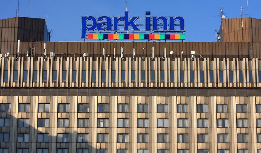 Логотип Park Inn на крыше гостиницы — Интерьерные экскурсии от 1950 рублей