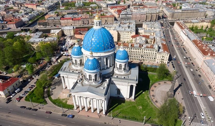 Вид сверху на главный фасад Троицкого собора – пешеходные экскурсии от 800 рублей Вид сверху на главный фасад Троицкого собора – пешеходные экскурсии от 800 рублей