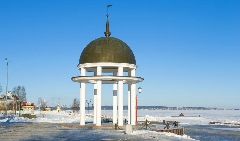 Беседка-ротонда на набережной Онежского озера – туры в СПб от 27950 рублей