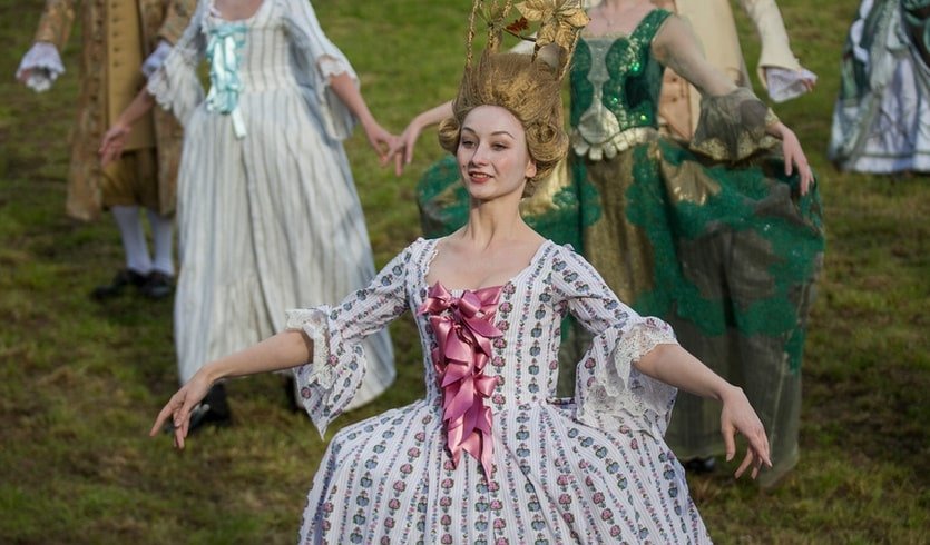 Участница реконструкции императорского бала – интерьерные экскурсии от 1300 рублей «В веселом вихре бала» (Площадка на Грибоедова) + бокал шампанского – интерьерные экскурсии от 1300 рублейУчастница реконструкции императорского бала – интерьерные экскурсии от 1300 рублей