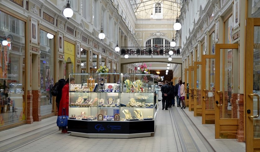 Пассаж санкт петербург тюльпаны. Пассаж Санкт-Петербург лестница.