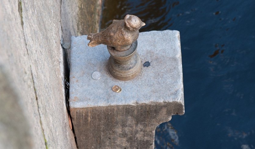 Памятник Чижику-Пыжику на набережной реки Фонтанки – выпускные вечера для 4 класса от 1700 рублей