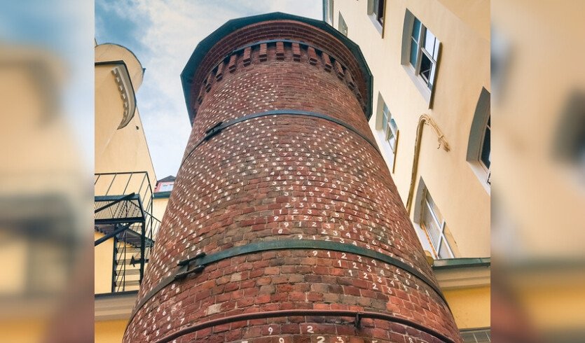 Башня грифонов во дворе аптеки Пеля – сборные экскурсии для школьников в Санкт-Петербурге от 650 руб.