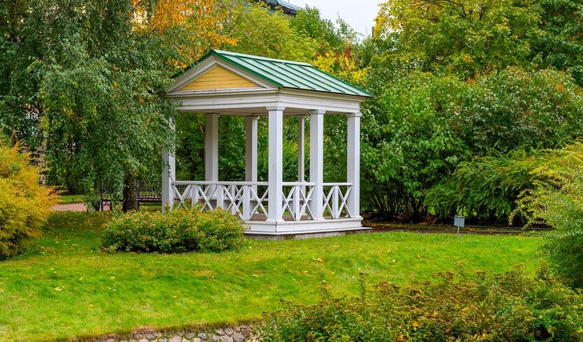 Беседка в саду усадьбы Державина — Выпускные вечера для 11 класса от 6150 рублей