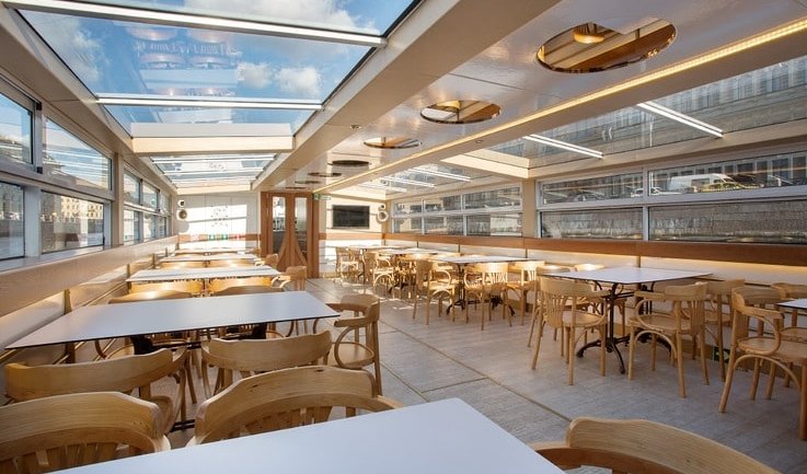 Столики – аренда теплохода в СПб от 13000 рублей