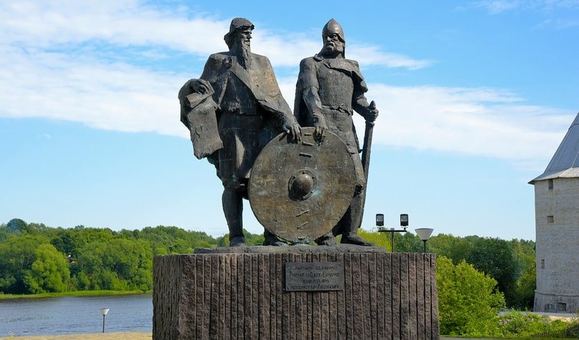 Памятник Рюрику и Вещему Олегу –  автобусные загородные от 2000 рублей Памятник Рюрику и Вещему Олегу –  автобусные загородные от 2000 рублей