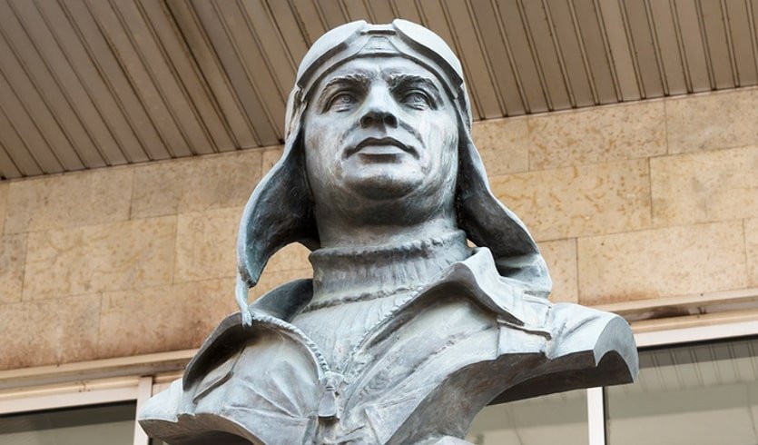 Бюст Валерию Чкалову возле метро «Чкаловская» – пешеходные экскурсии от 1150 рублей Бюст Валерию Чкалову возле метро «Чкаловская» – пешеходные экскурсии от 1150 рублей