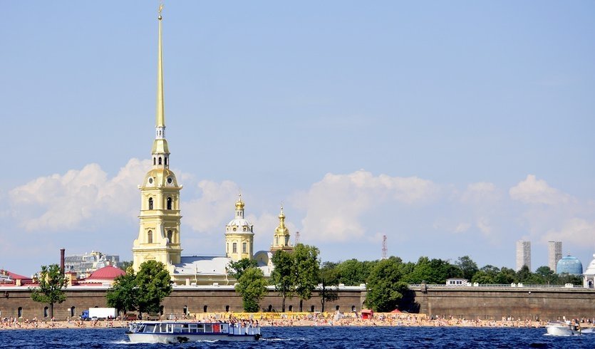 Вид на Петропавловский собор со стороны акватории Невы – тур в СПб от 11120 рублей Вид на Петропавловский собор со стороны акватории Невы – тур в СПб от 11120 рублей