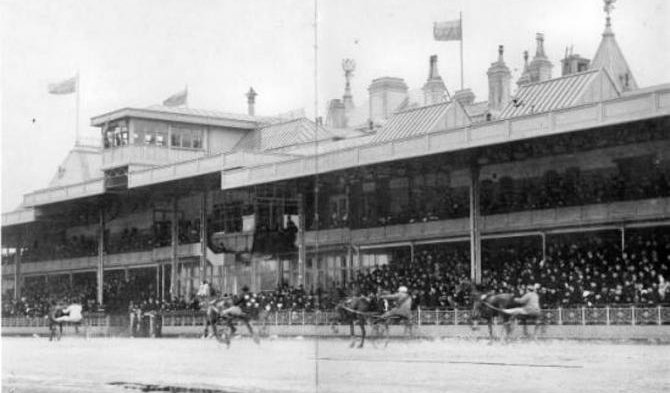 Конные бега на Семеновском плацу – пешеходные экскурсии от 1100 рублей