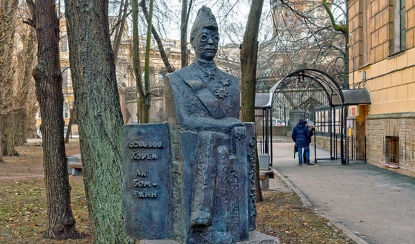 Памятник принцу Ли Бом Чжину – автобусные обзорные от 1200 рублей Памятник принцу Ли Бом Чжину – автобусные обзорные от 1200 рублей