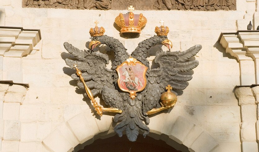 Двуглавый орел. Петровские ворота Петропавловской крепости – выпускные вечера для 9 класса от 8350 рублей