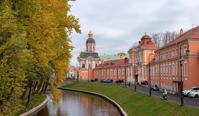 Александро-Невская лавра – пешеходные экскурсии для заказных групп от 290 рублей