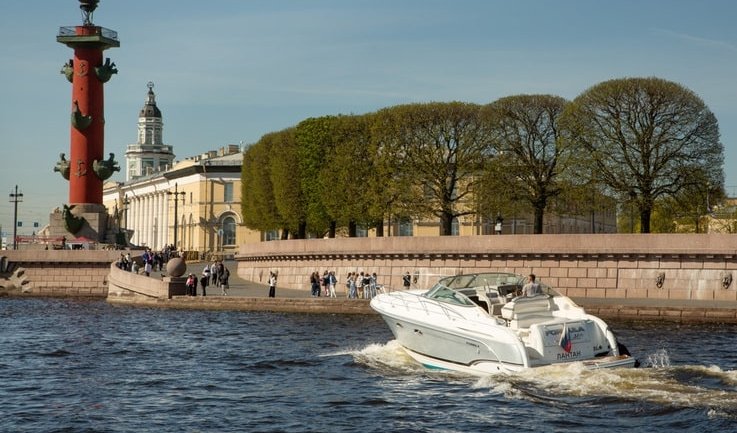 Катер на фоне Ростральной колонны  – аренда катера в СПб от 20000 рублей Катер на фоне Ростральной колонны  – аренда катера в СПб от 20000 рублей