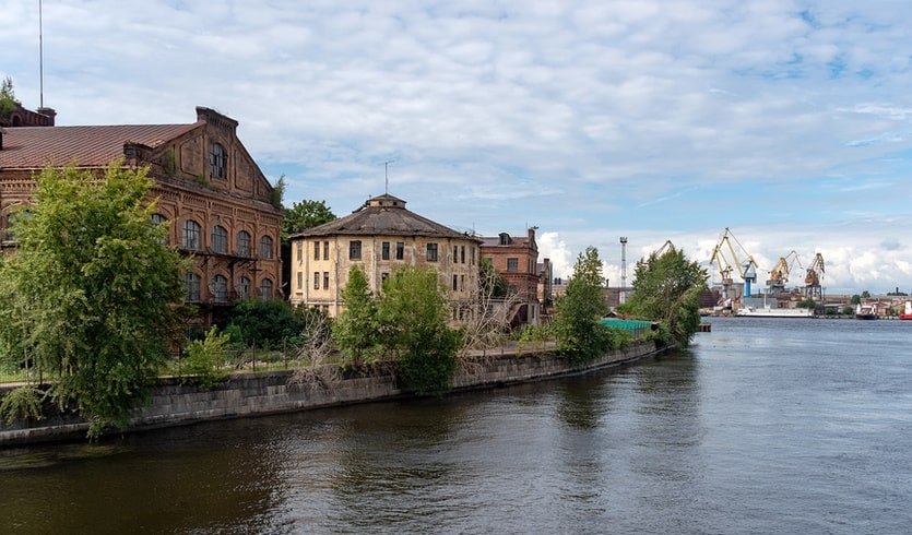Старые здания на территории Морского порта – пешеходные экскурсии от 780 рублей