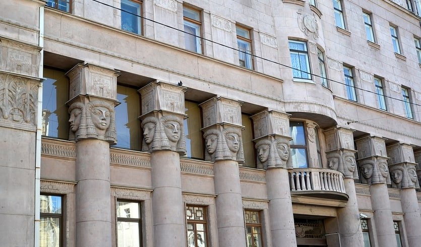 Легендарные дворы Петербурга (От Чернышевской к Мозаичному двору) – пешеходные экскурсии для заказных групп от 290 рублей