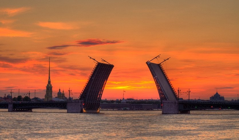 Развод мостов в Санкт-Петербурге с воды