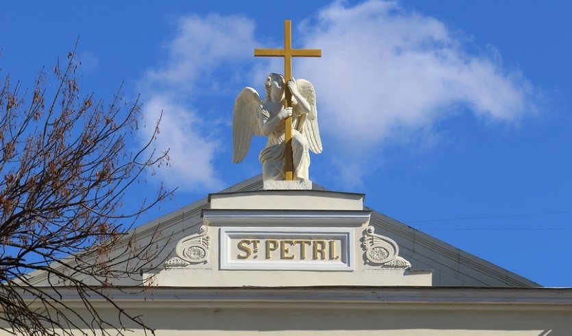 Ангел на фронтоне Лютеранской церкви Святых Петра и Павла – экскурсии в музеи и общественные учреждения от 650 рублей