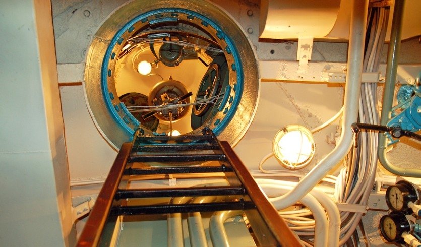 Трап, ведущий в рубку, на подводной лодке – сборные экскурсии для школьников в Санкт-Петербурге от 1050 рублей