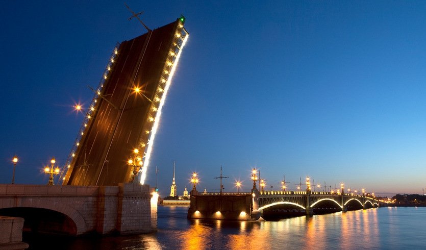 Санкт-Петербург. Разведенный Троицкий мост – водные экскурсии по рекам и каналам от 1700 рублей