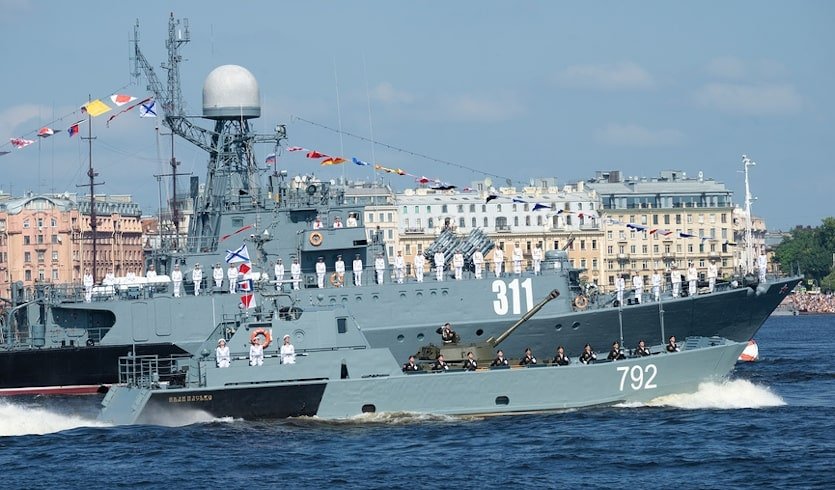 Парад военных кораблей — прогулка на катере — фото № 1 — Фотобанк Лори / Виктор Карасев Парад военных кораблей — прогулка на катере — Индивидуальные (VIP) экскурсии и туры в Санкт-Петербурге
