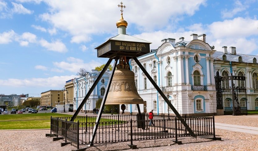 Колокол Смольного собора – сборные экскурсии для школьников в Санкт-Петербурге от 650 рублей