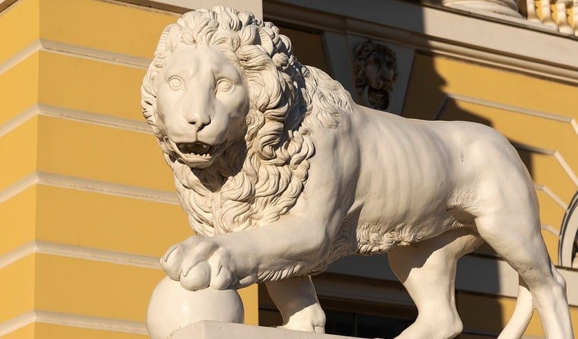Лев у здания Русского музея – интерьерные экскурсии от 1000 рублей