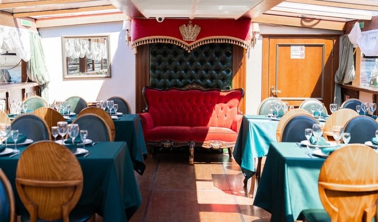 Салон теплохода – аренда теплохода в СПб от 10500 рублей