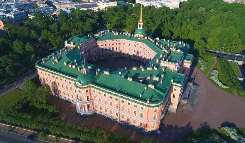 Вид с высоты на Михайловский замок – пешеходные экскурсии от 600 рублей