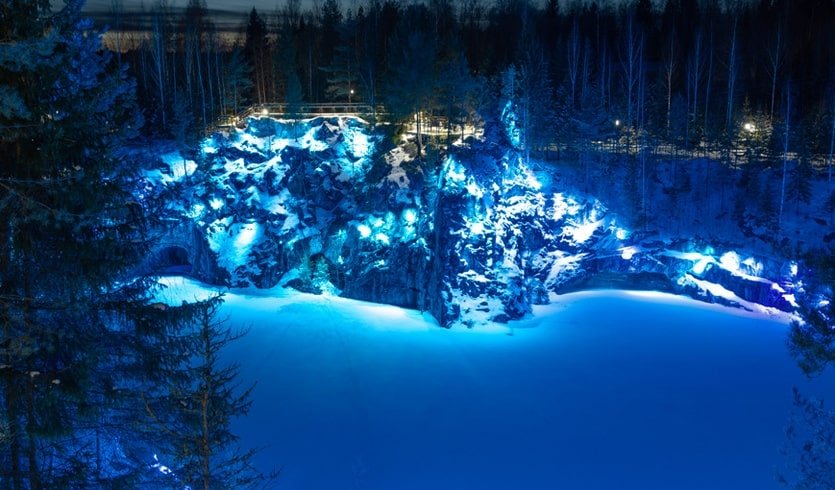 Цветовая подсветка стен Мраморного каньона – новогодние туры в Карелию от 32000 рублей