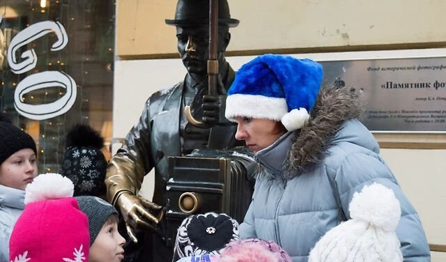 Группа у памятника фотографу — сборные экскурсии, мастер-классы, квесты для школьников в Санкт-Петербурге от 1550 рублей