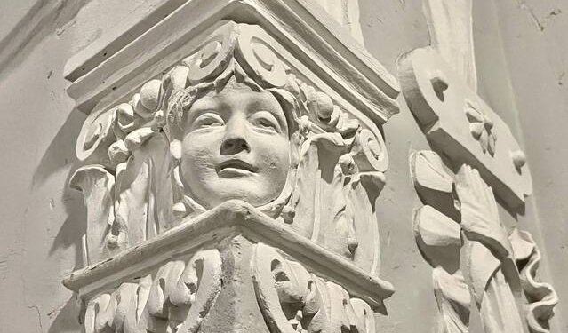 Фасад здания – пешеходные экскурсии от 2300 рублей