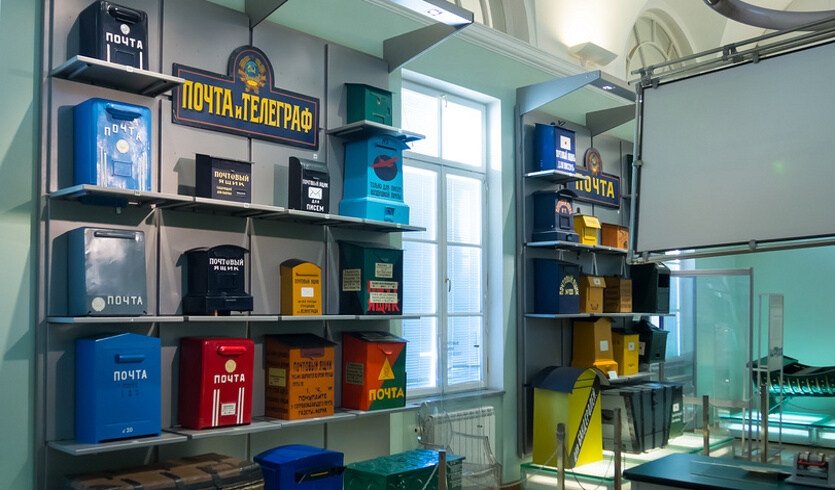 Интерьер зала, посвященного истории почты в центральном музее связи имени А.С. Попова – сборные экскурсии для школьников в Санкт-Петербурге