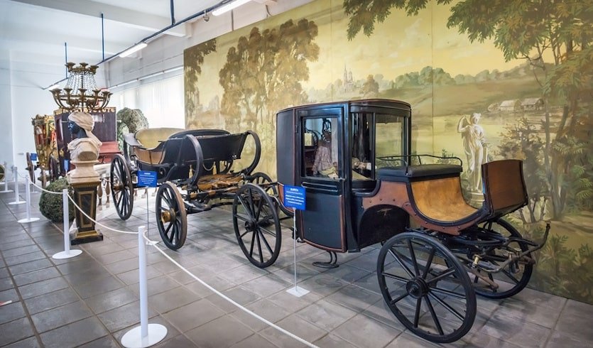 Ретро-кареты в музее киноконцерна Мосфильм — Туры в Москву от 4800 рублей