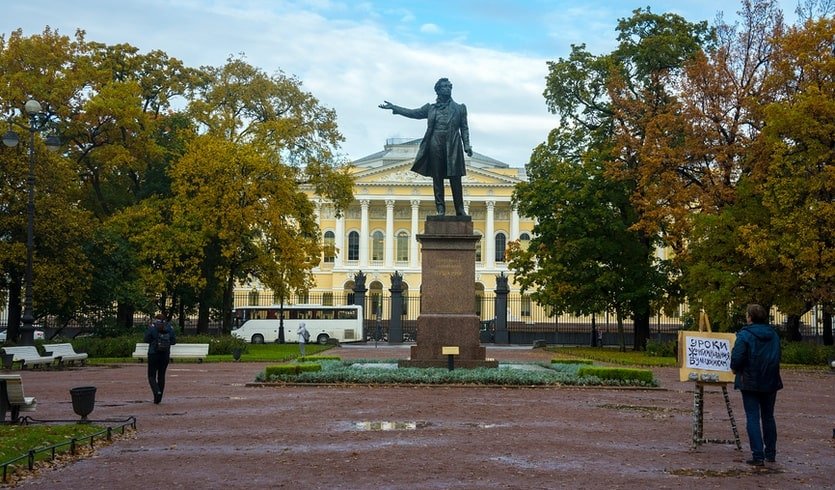 Памятник А. С.Пушкину перед Русским музеем – интерьерные экскурсии от 1600 рублей