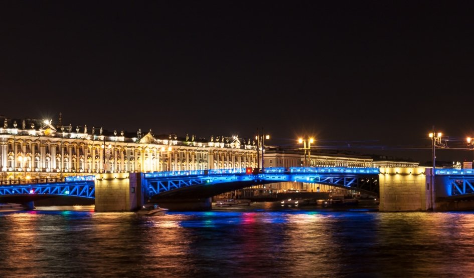Музыка разведенных мостов: ночная водная прогулка