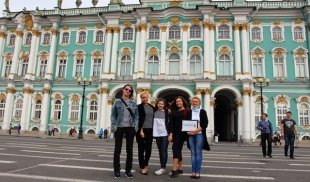 Найк Борзов и его семья на экскурсии Прогулок по Петербургу
