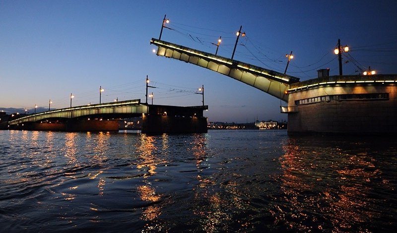 Музыка разведенных мостов: ночная водная прогулка