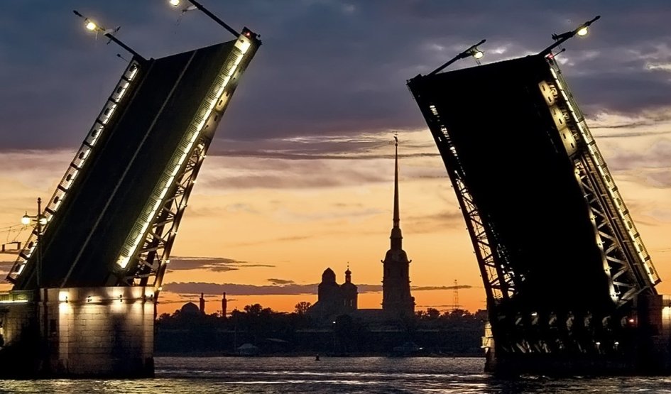 Музыка разведенных мостов: ночная водная прогулка